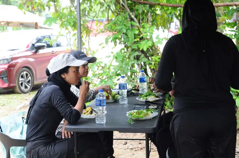 Team contributing to river conservation in Hulu Terengganu